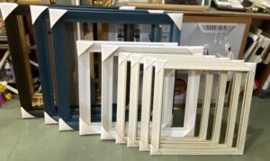 Lựa chọn kích thước khung tranh phòng khách đồng bộ